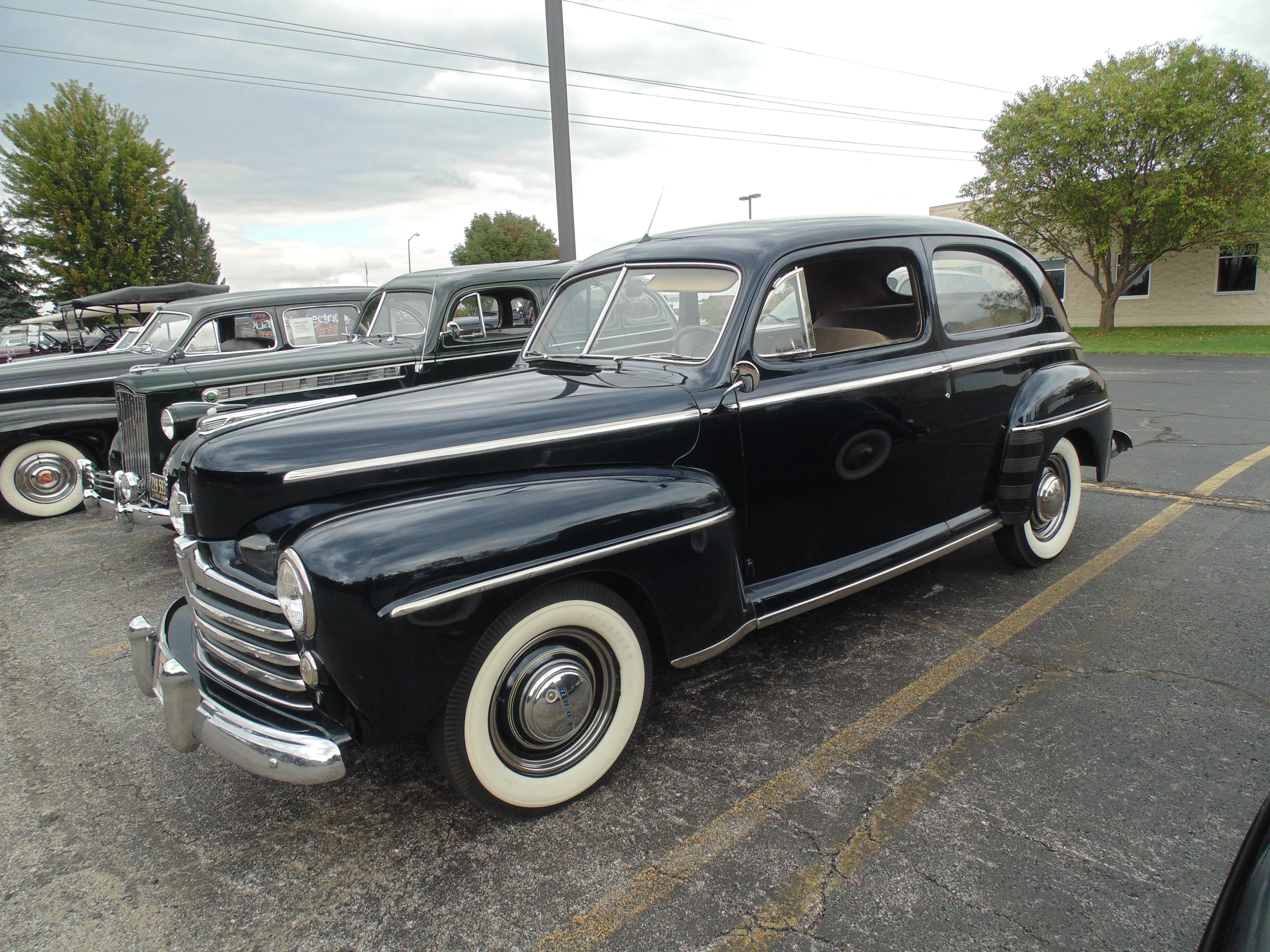 1947-Ford-Super-Deluxe-2dr
